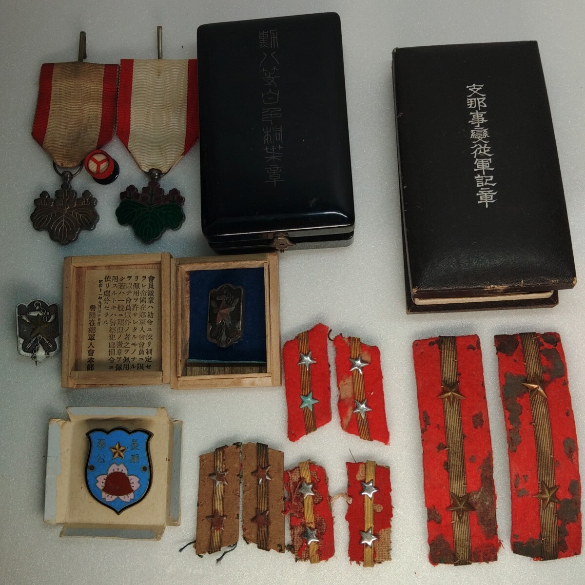 勲章 旧日本軍 支那事変従軍記章 勲八等白色桐葉章 徽章 当時物 勲章 旧日本軍 支那事変従軍記章 勲八等白色桐葉章 徽章 当時物