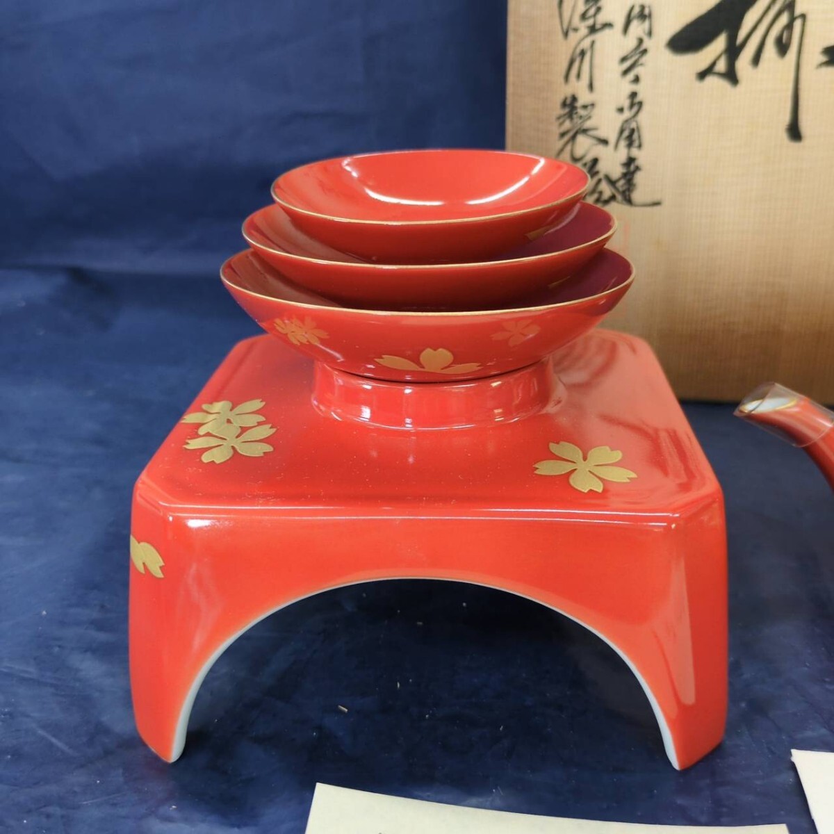 有田焼 深川製磁 金彩桜 屠蘇器揃 宮内庁御用達 盃3点 盃台 銚子 有田焼 深川製磁 金彩桜 屠蘇器揃 宮内庁御用達 盃3点 盃台 銚子