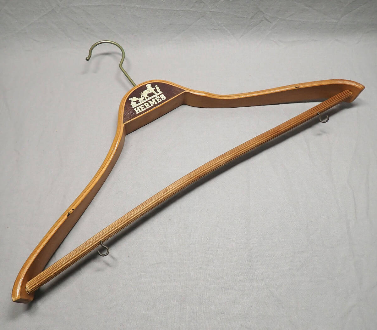 【HERMES エルメス 木制ハンガー 2本セット】ロゴ入り メンズ仕様 非売品 ビンテージ