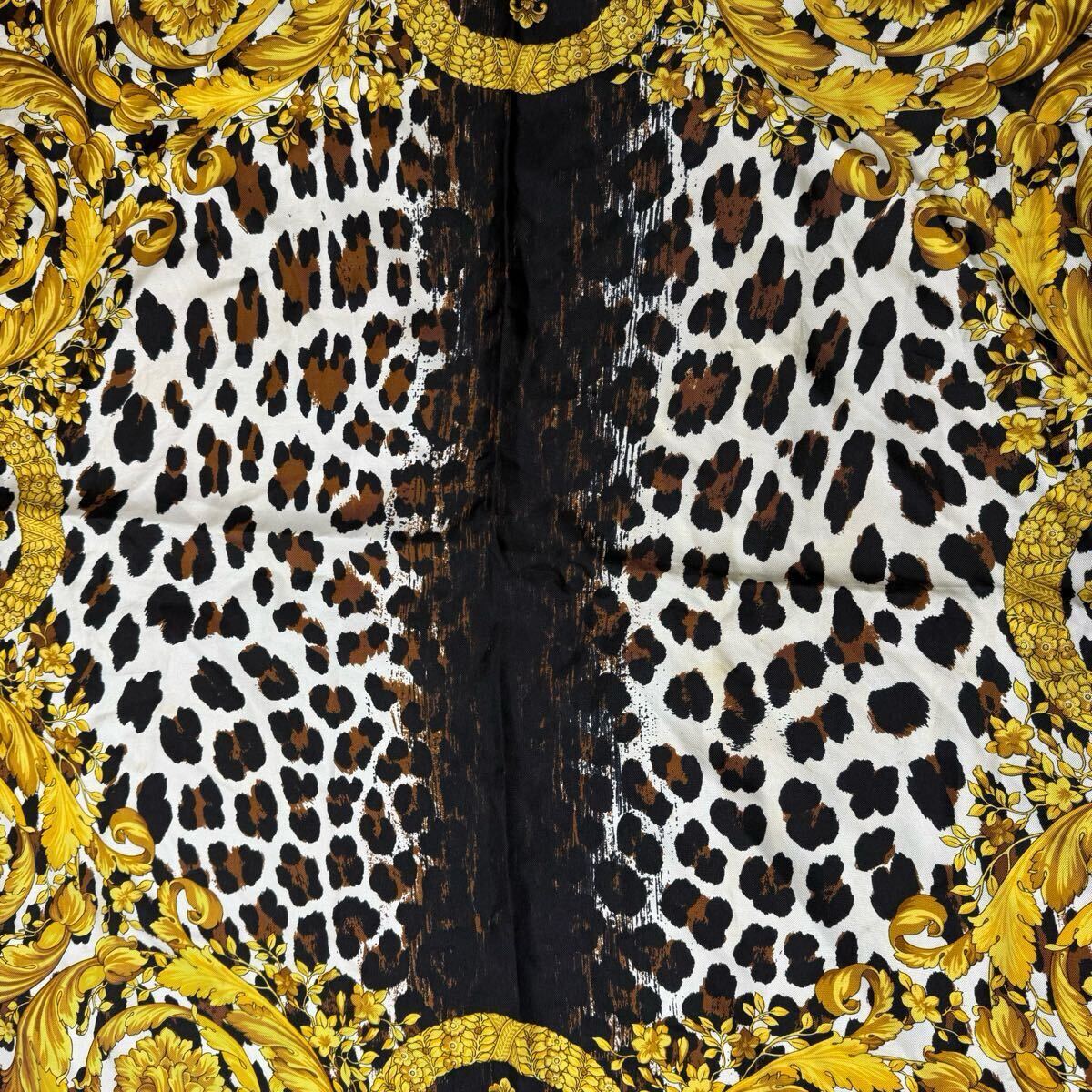 即決 ATELIER VERSACE 大判スカーフ バロック柄×豹柄 ゴールド 即決 ATELIER VERSACE 大判スカーフ バロック柄×豹柄 ゴールド