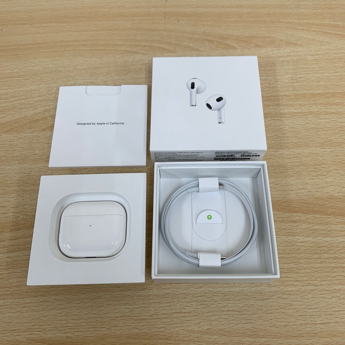 美品 ワイヤレスイヤホン Apple AirPods 第3世代 Lightning充電 美品 ワイヤレスイヤホン Apple AirPods 第3世代 Lightning充電