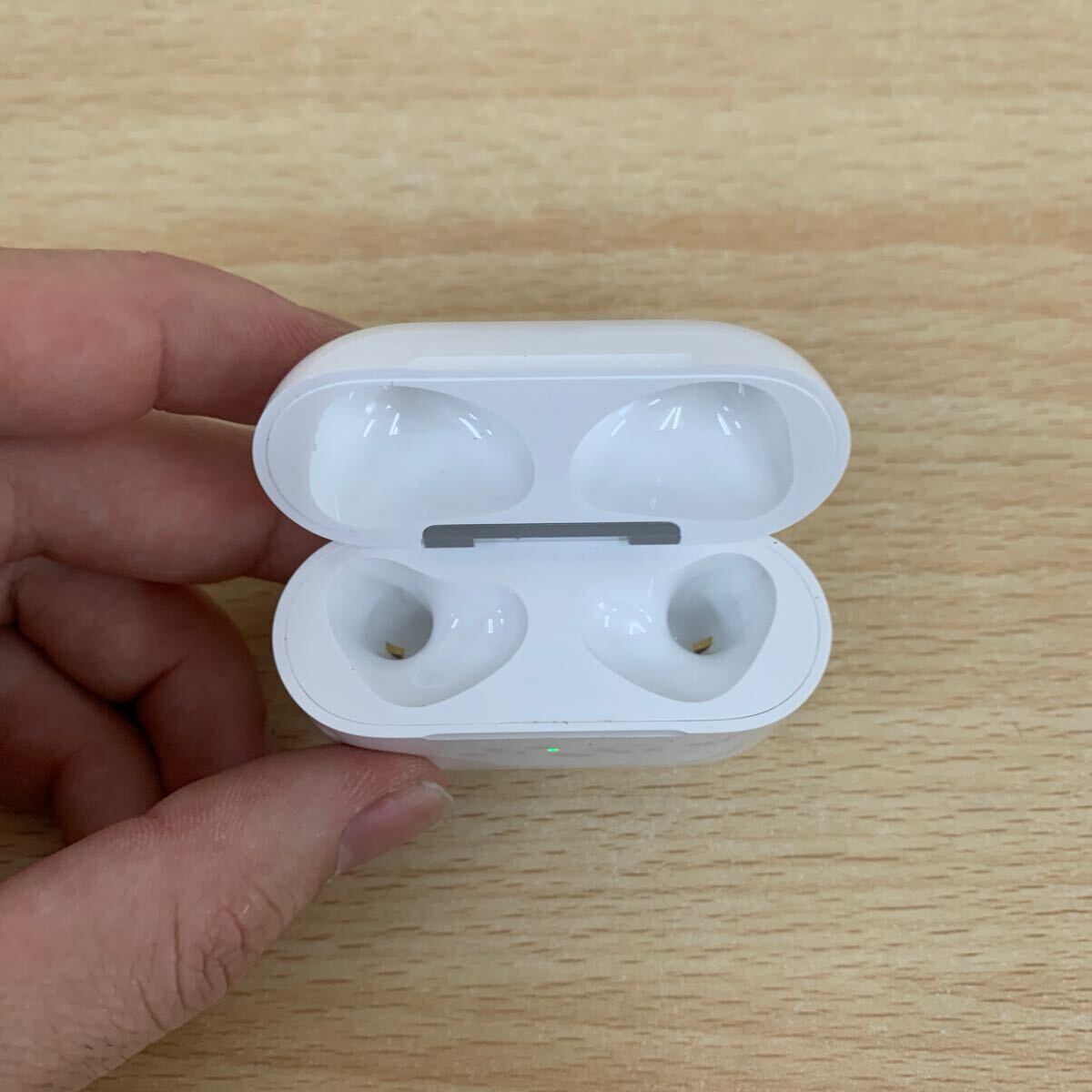 美品 ワイヤレスイヤホン Apple AirPods 第3世代 Lightning充電 美品 ワイヤレスイヤホン Apple AirPods 第3世代 Lightning充電