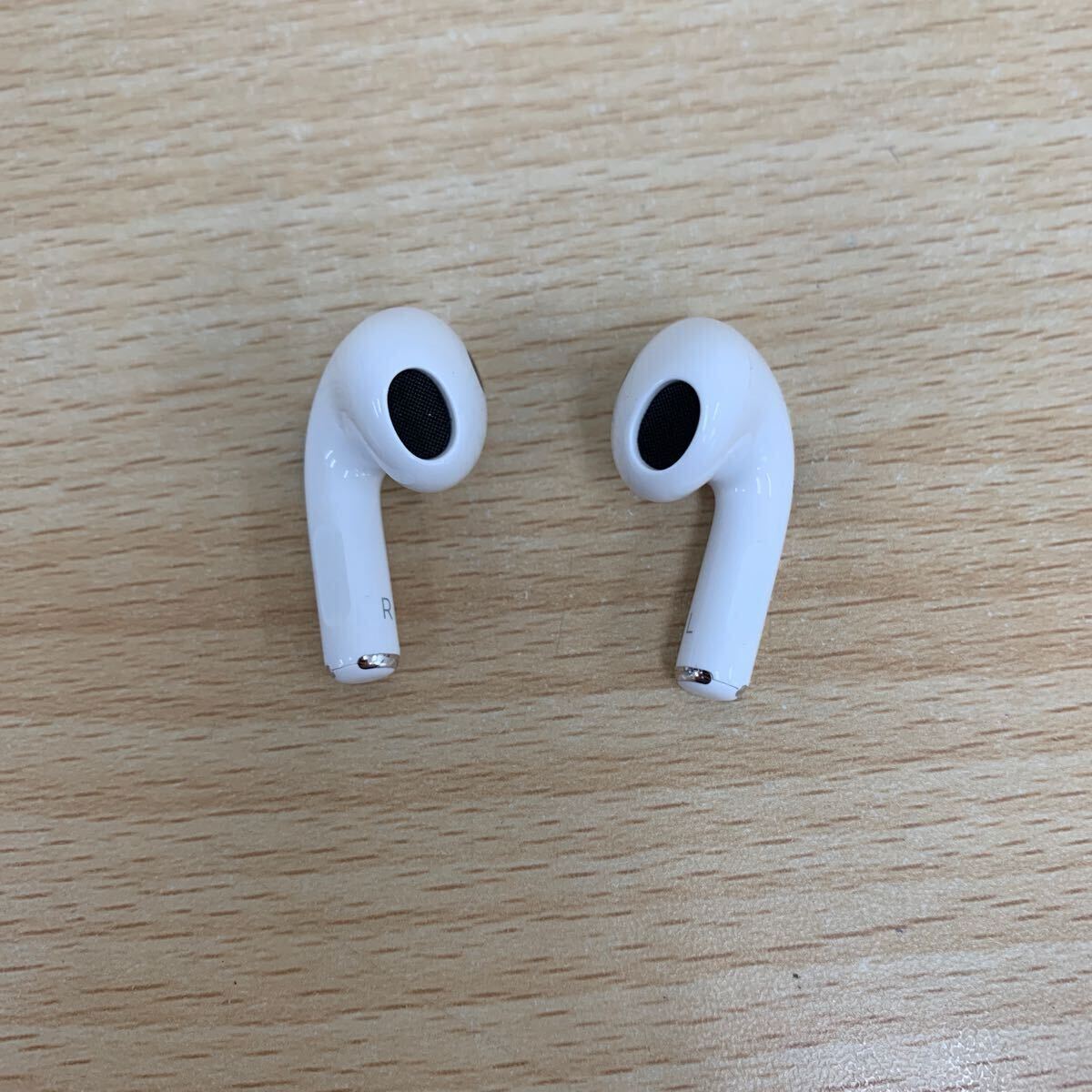 美品 ワイヤレスイヤホン Apple AirPods 第3世代 Lightning充電 美品 ワイヤレスイヤホン Apple AirPods 第3世代 Lightning充電