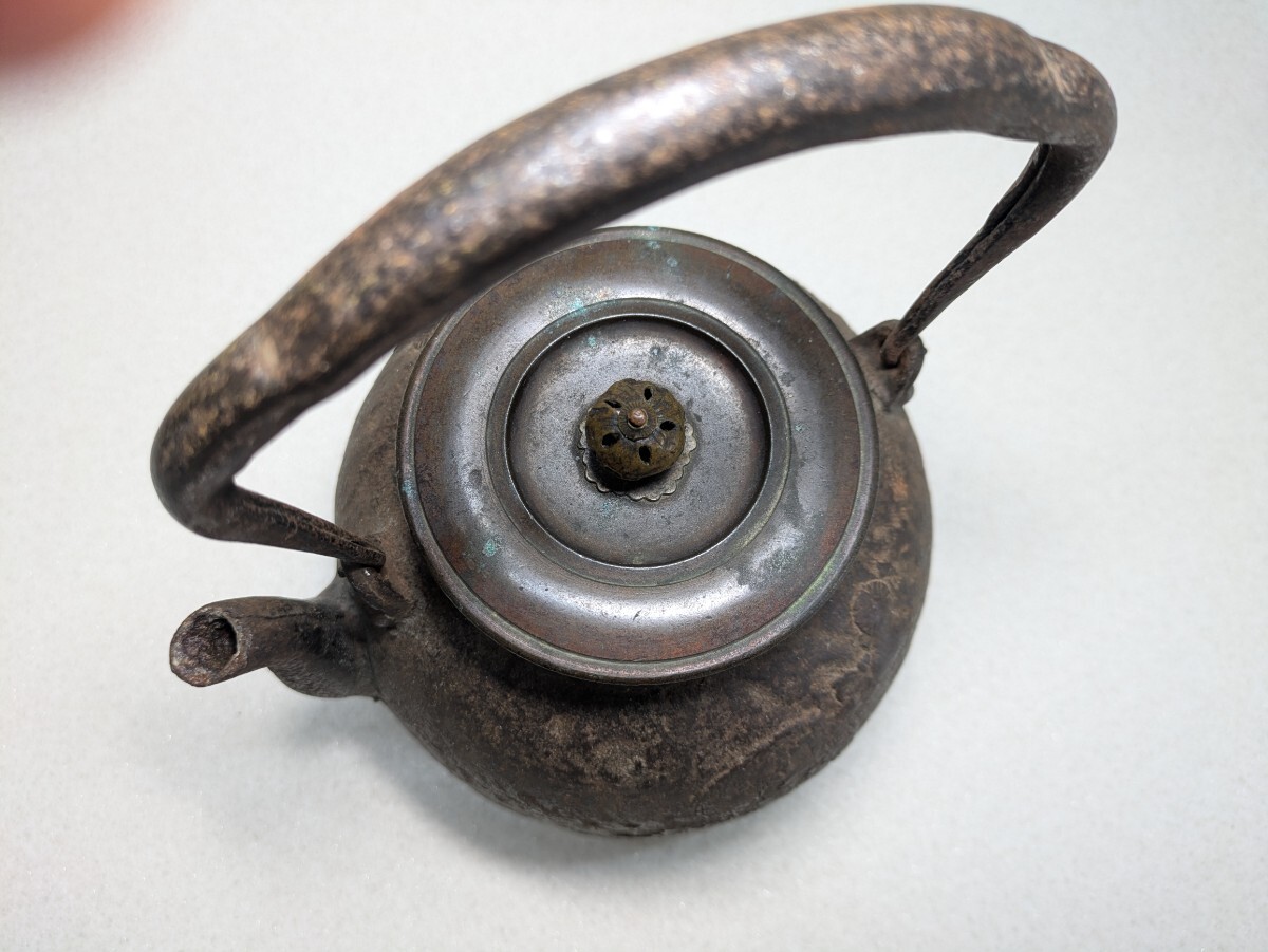 古鉄瓶 龍文堂造 岩肌 鉄瓶 古作 茶花文 煎茶道具 茶道具 湯沸 古鉄瓶 龍文堂造 岩肌 鉄瓶 古作 茶花文 煎茶道具 茶道具 湯沸