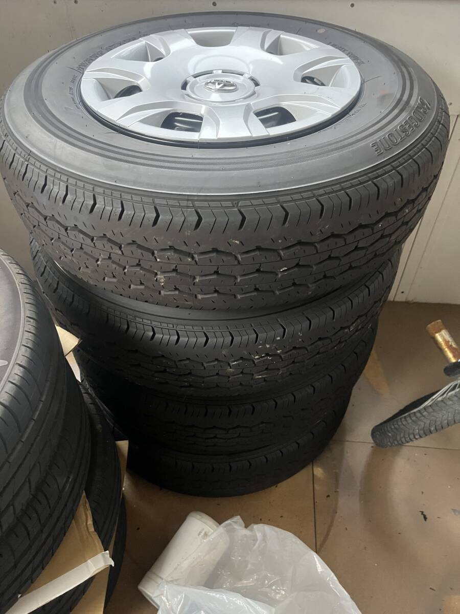 ハイエース 純正タイヤ付きホイール 4本セット 新車外し(15 ハイエース 純正タイヤ付きホイール 4本セット 新車外し(15