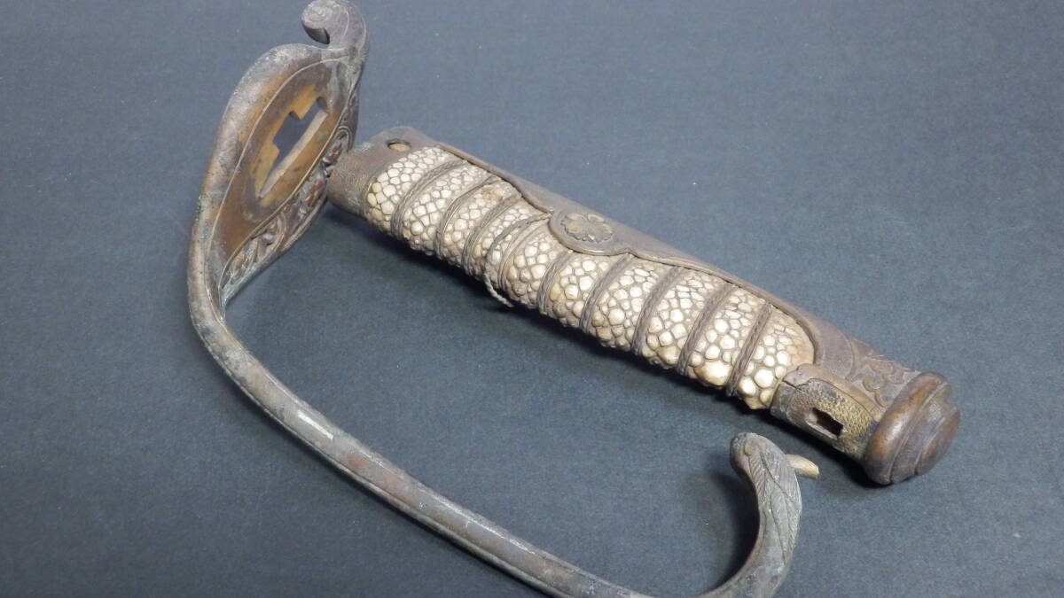 旧日本軍 指揮刀 部品 桜紋 鮫研ぎ出し鞘 (軍刀 サーベル 刀剣 旧日本軍 指揮刀 部品 桜紋 鮫研ぎ出し鞘 (軍刀 サーベル 刀剣