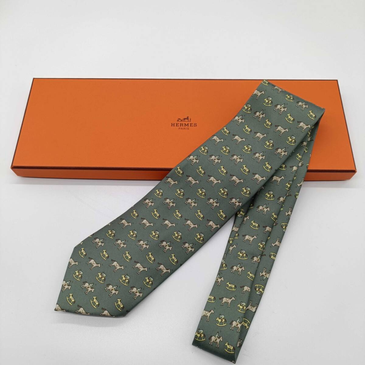 HERMES】 エルメス ネクタイ 小紋 木馬 グリーン系 シルク100 HERMES】 エルメス ネクタイ 小紋 木馬 グリーン系 シルク100
