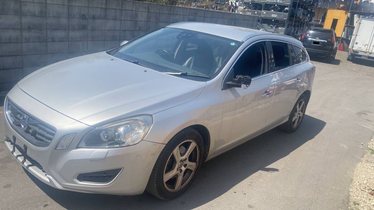 ボルボ　フロントフェンダー　パネル　左　V60　DBA-FB4164T　FB4164T　ボルボS60/　2011?。yj　NSP258702