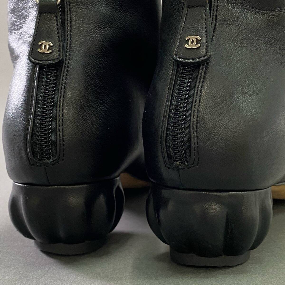 3d22 CHANEL シャネル ココチャーム スクエアトゥ ショートブーツ 37 1/2 ブラック レザー ブーティ バックジップ シューズ イタリア制