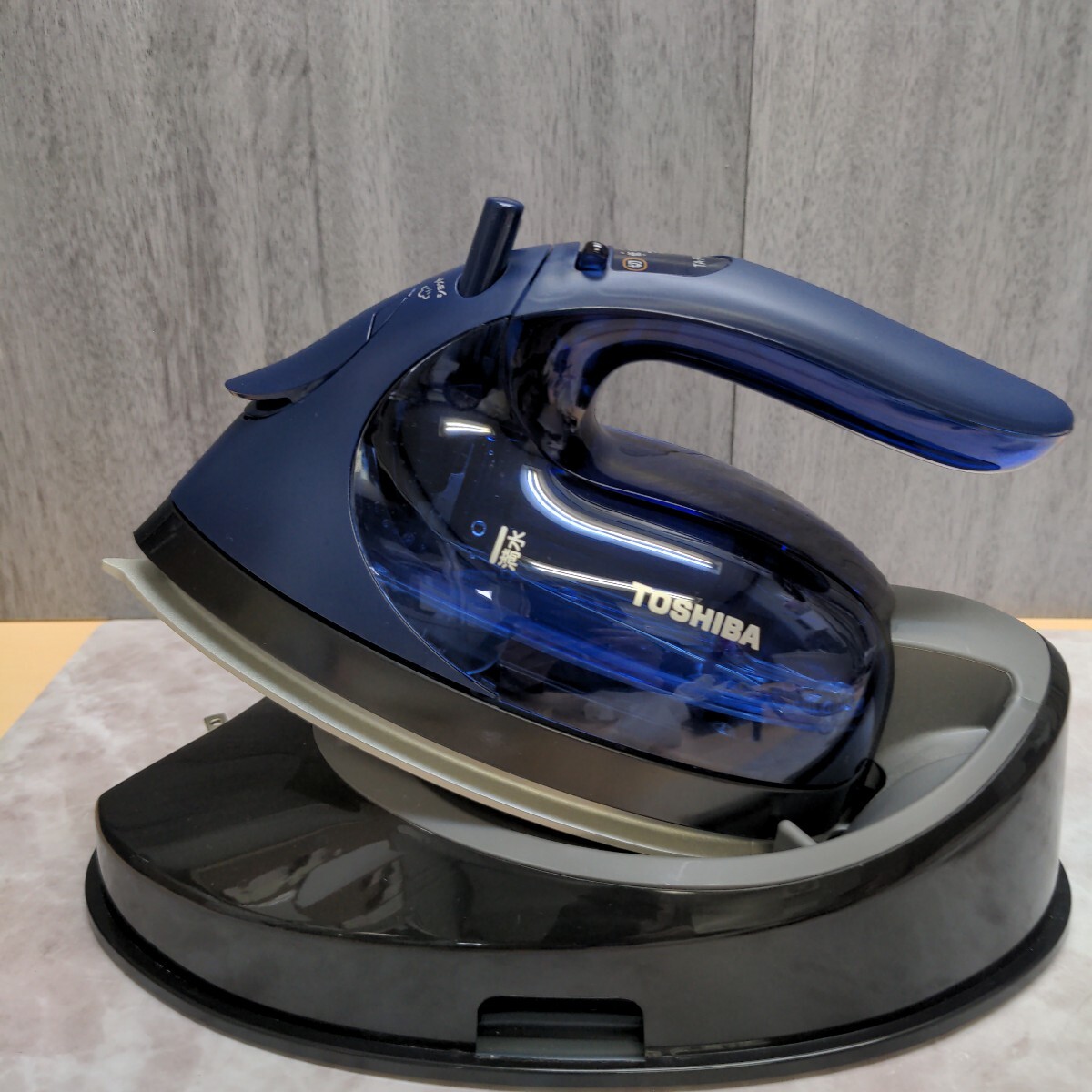 y040107s 東芝(TOSHIBA) アイロン スチーム 衣類スチーマー コードレス TA-FV440 軽量 約0.9kg コンパクト ネイビーブルー