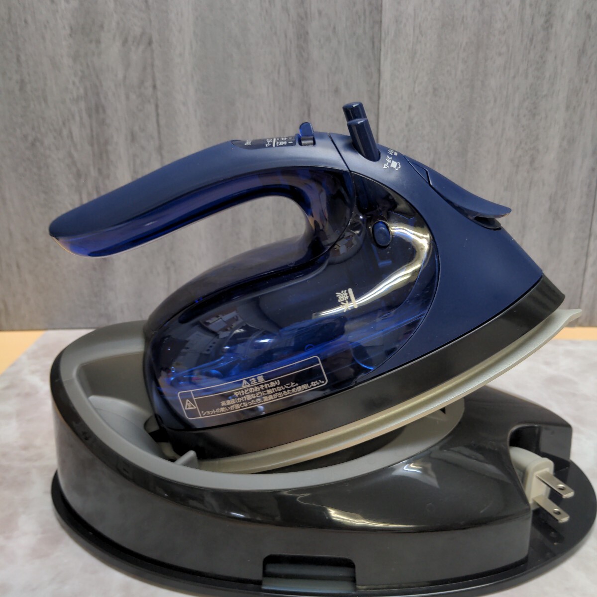 y040107s 東芝(TOSHIBA) アイロン スチーム 衣類スチーマー コードレス TA-FV440 軽量 約0.9kg コンパクト ネイビーブルー