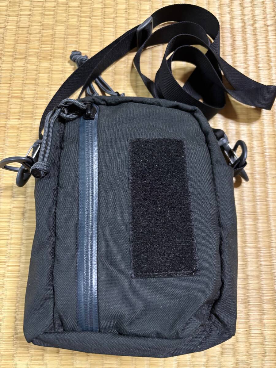 背面にベルクロのある舊タイプです。