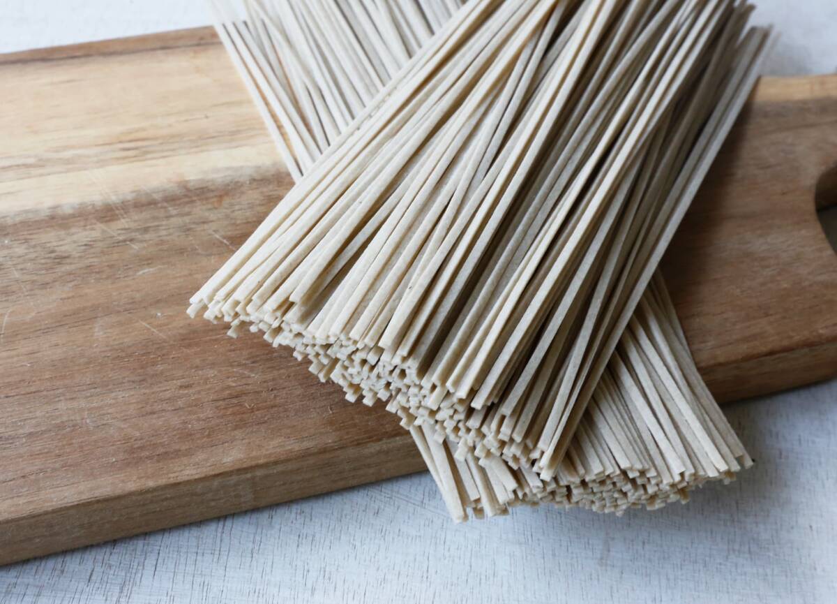 自然栽培 十割そば(干麺)(200g)Ｘ５袋★究極の干し蕎麥★無肥料?無農(nóng)薬★無添加?無塩★石臼挽き★そばの美味しさと香りが染みわたります