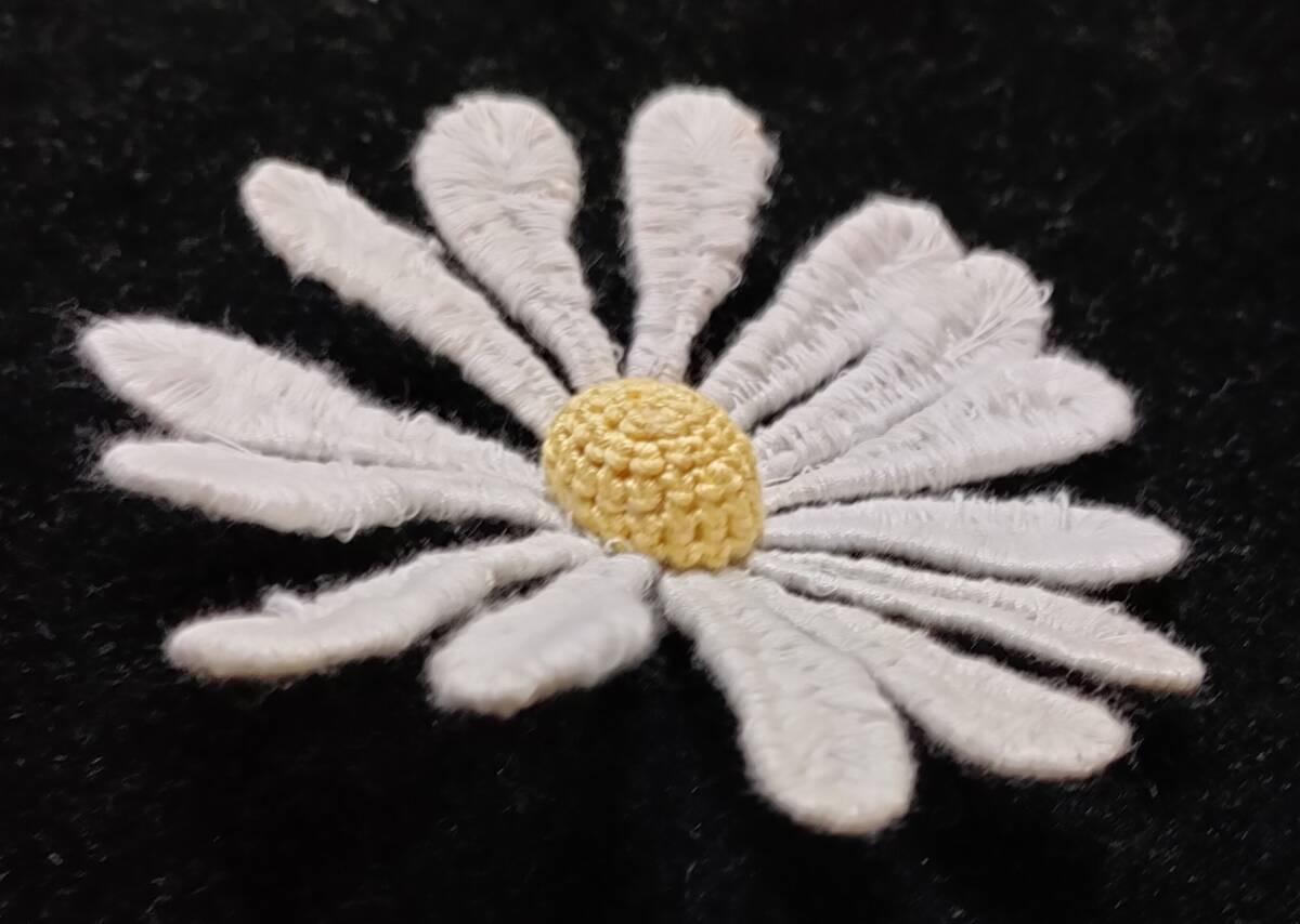 スタンプワークのデイジー　9.5cm　ヒナギク　立體刺繍　花　植物　ハンドメイド　ブローチ　アクセサリー　コサージュ　マーガレット
