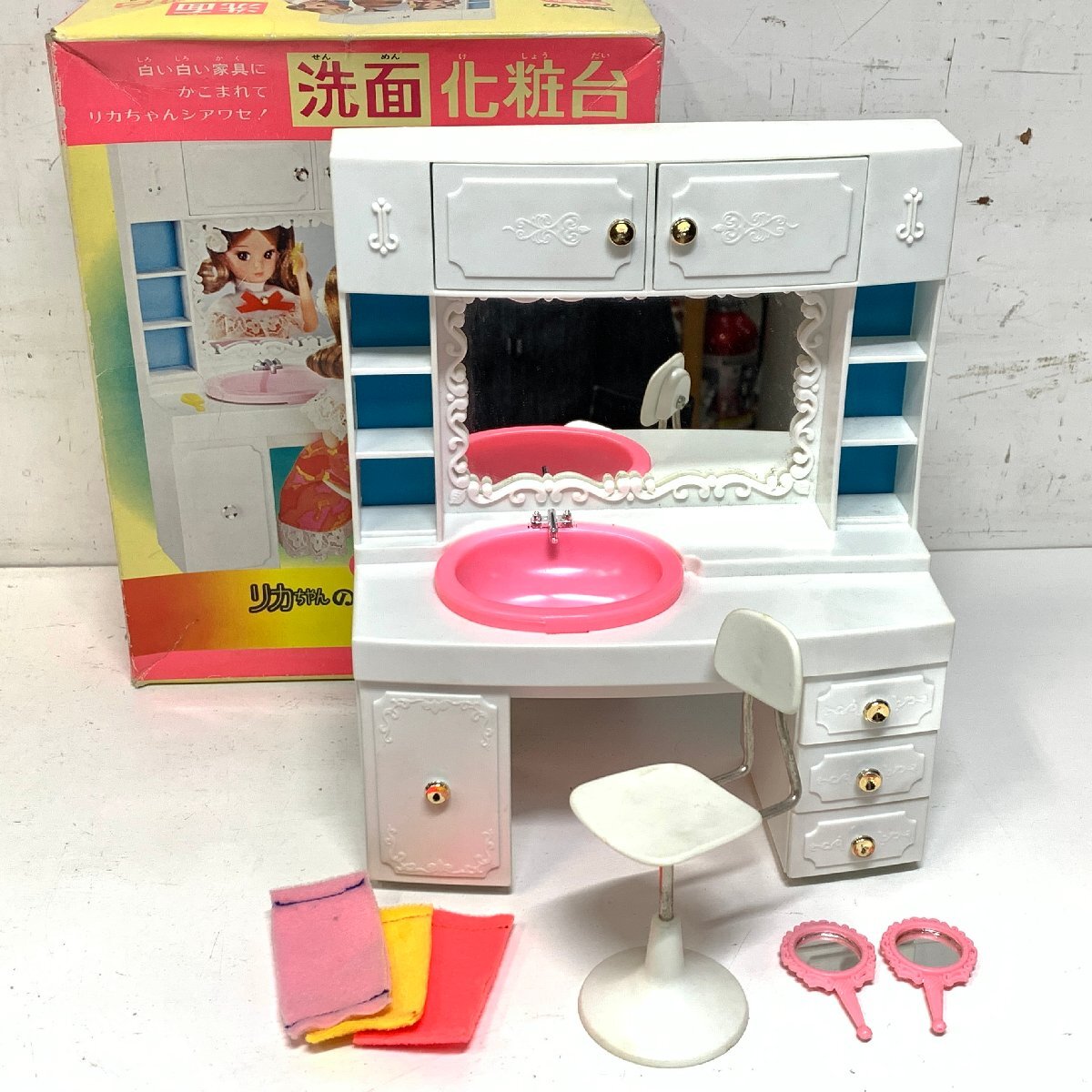 ジャンク】タカラ リカちゃんの 白い白い家具セット ほか まとめ ジャンク】タカラ リカちゃんの 白い白い家具セット ほか まとめ