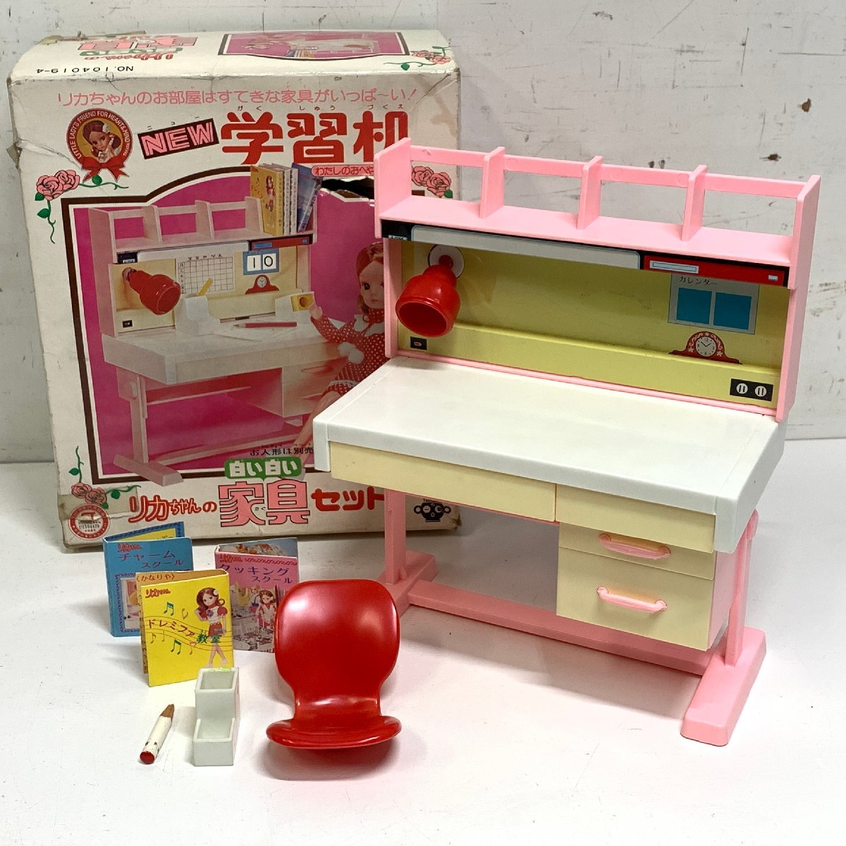 ジャンク】タカラ リカちゃんの 白い白い家具セット ほか まとめ ジャンク】タカラ リカちゃんの 白い白い家具セット ほか まとめ