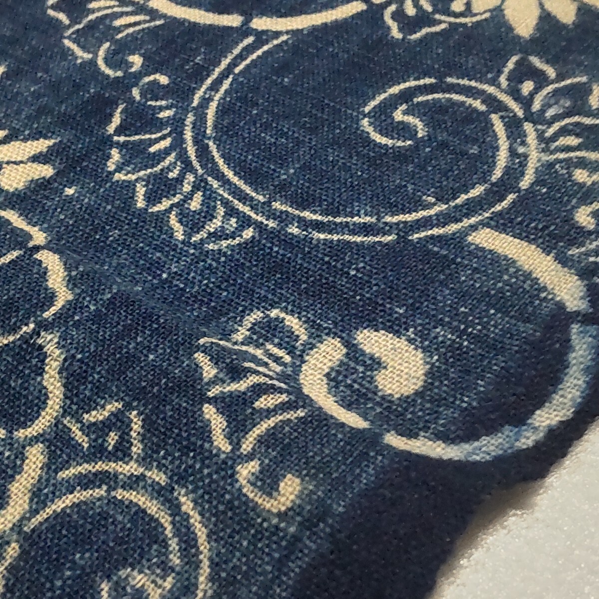 時代布】古布 木綿 型染め 藍染め 唐草 はぎれ 2枚 合計約100cm 時代布】古布 木綿 型染め 藍染め 唐草 はぎれ 2枚 合計約100cm