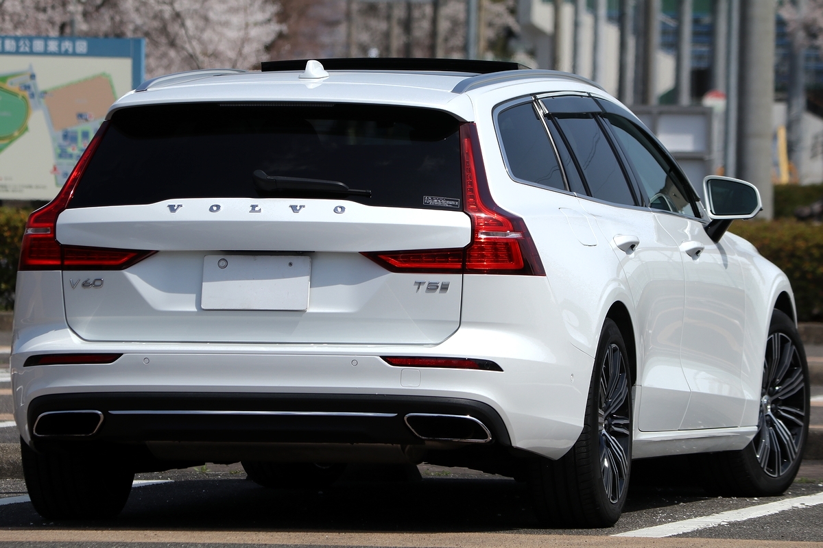 V60【T5　インスクリプション】パノラマSR　テイラードダッシュ　LEDヘッドライト　18AW　インテリセーフティ　車検付き