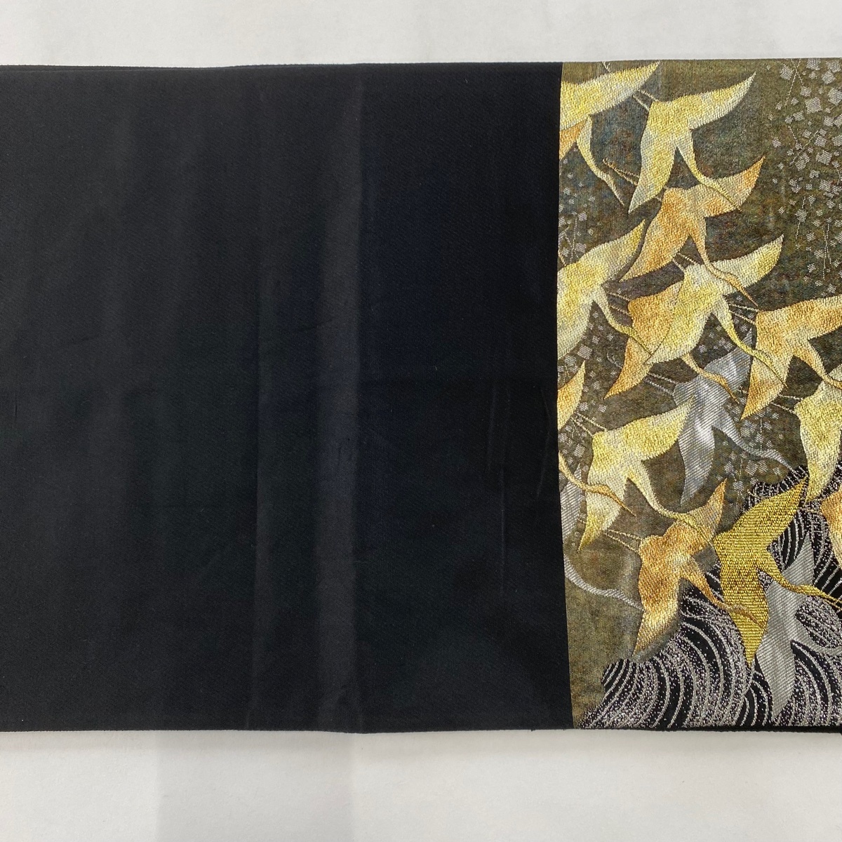 袋帯 美品 名品 じゅらく 落款 加山又造 千羽鶴 波 箔 金糸 金色 袋帯 美品 名品 じゅらく 落款 加山又造 千羽鶴 波 箔 金糸 金色