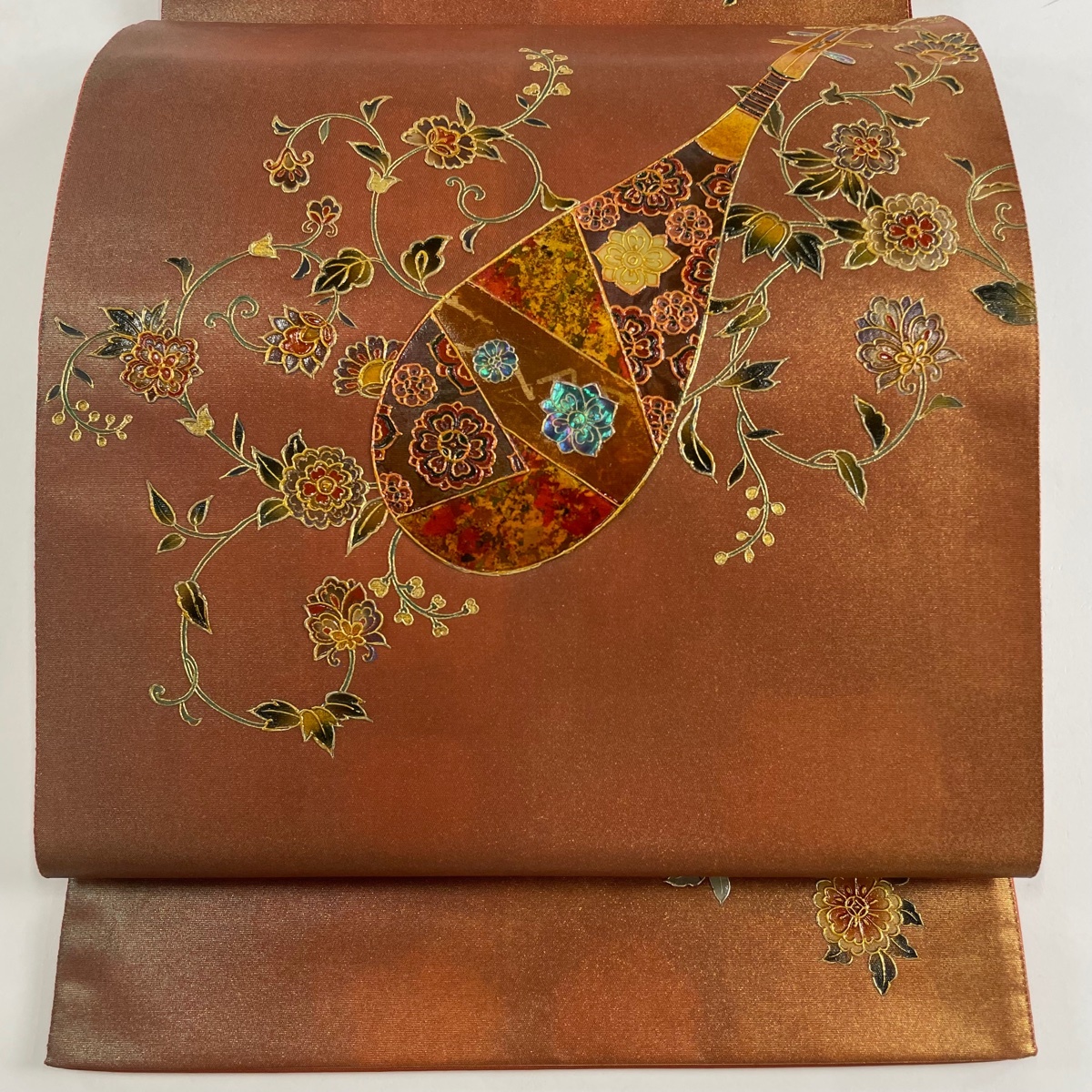 袋帯 美品 秀品 関西仕立て 陶漆箔 琵琶 花唐草 螺鈿 金彩 茜色 袋帯 美品 秀品 関西仕立て 陶漆箔 琵琶 花唐草 螺鈿 金彩 茜色