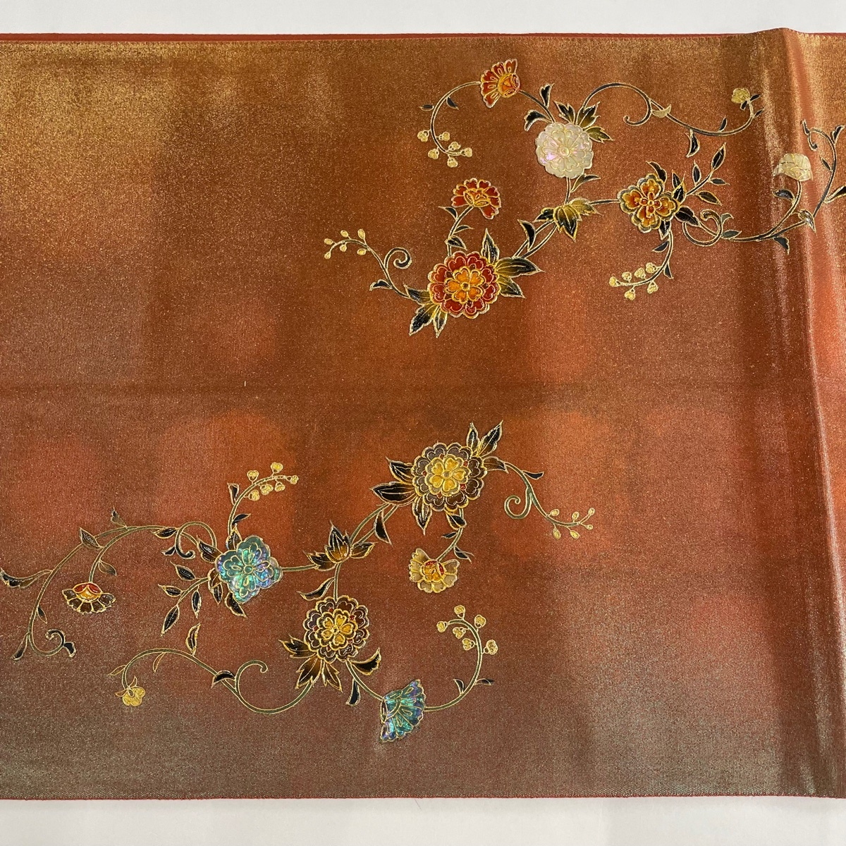 袋帯 美品 秀品 関西仕立て 陶漆箔 琵琶 花唐草 螺鈿 金彩 茜色 袋帯 美品 秀品 関西仕立て 陶漆箔 琵琶 花唐草 螺鈿 金彩 茜色