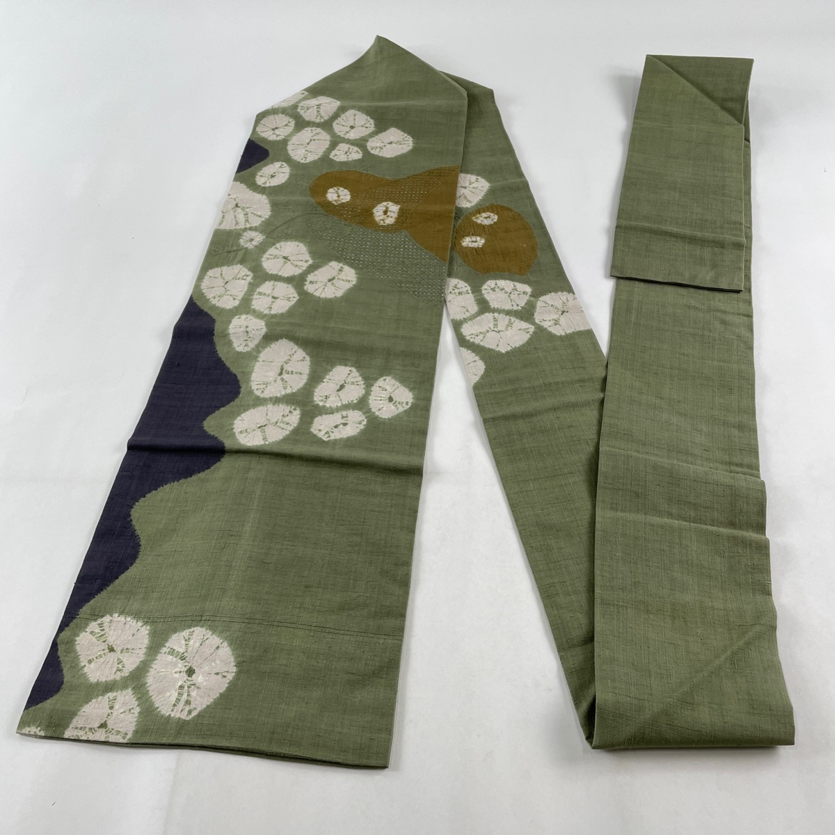 名古屋帯 秀品 紬地 花 刺繍 絞り よもぎ色 正絹 【中古