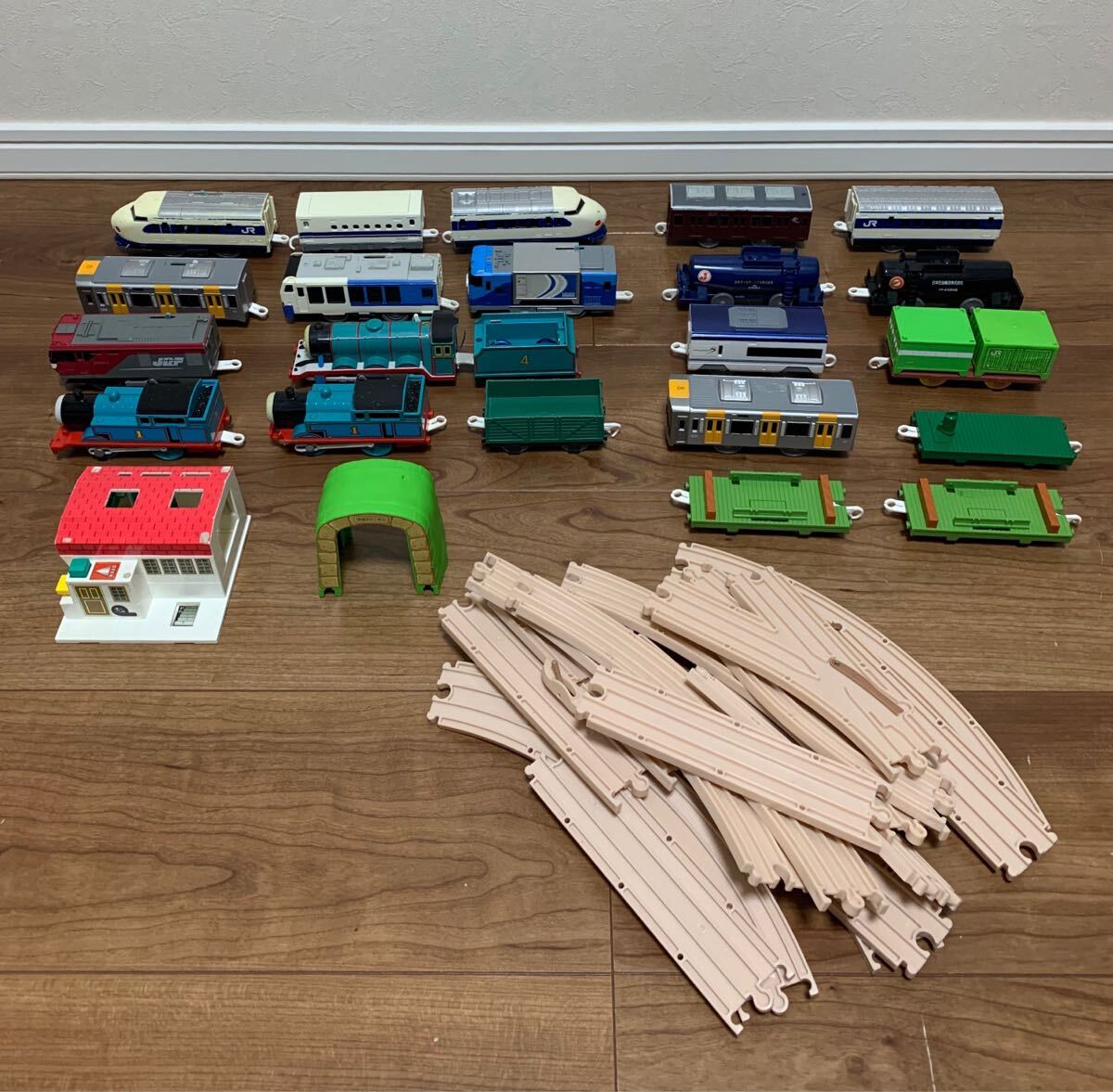 美品】 TOMY プラレール 電車 貨車 まとめ売り レール 美品】 TOMY プラレール 電車 貨車 まとめ売り レール