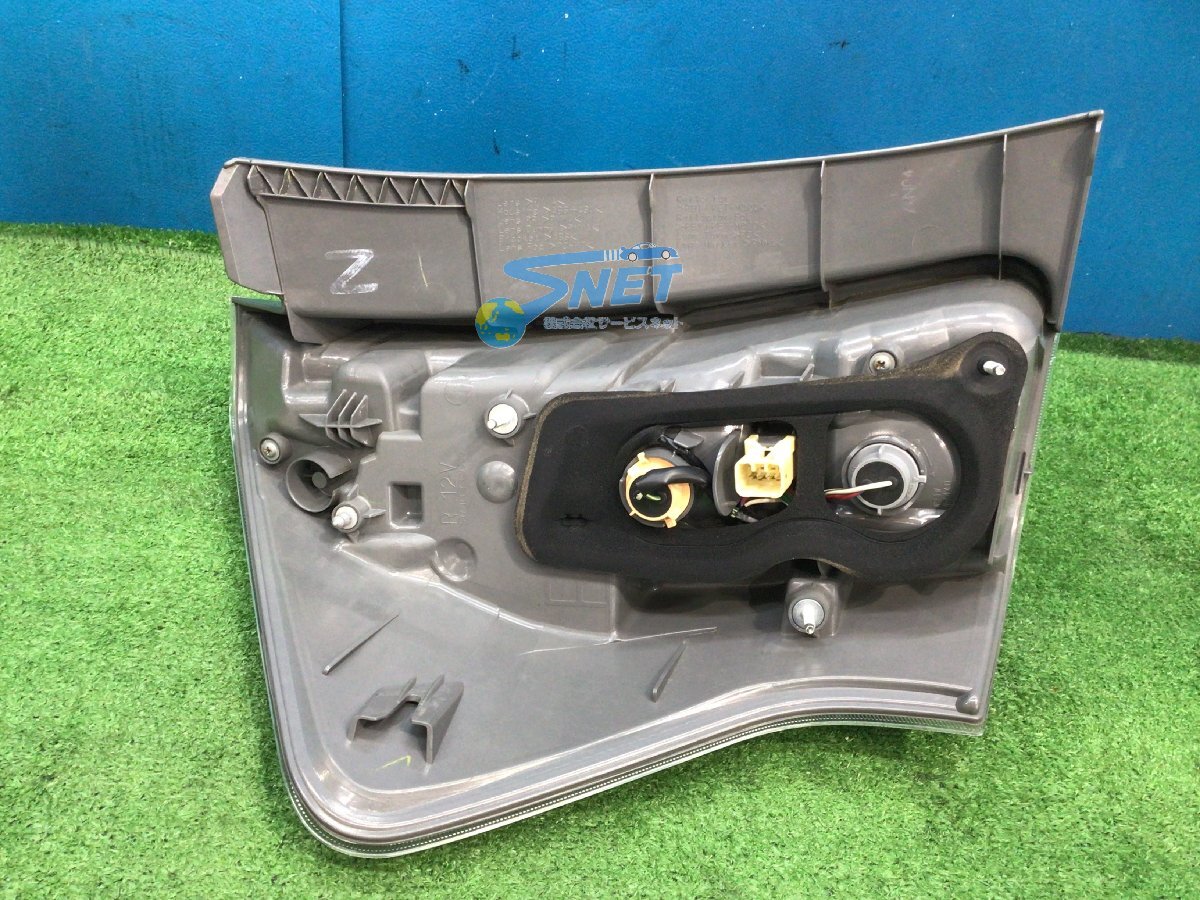 トヨタ プリウスα ZVW41W 純正 右テールランプ ライト 81551 トヨタ プリウスα ZVW41W 純正 右テールランプ ライト 81551