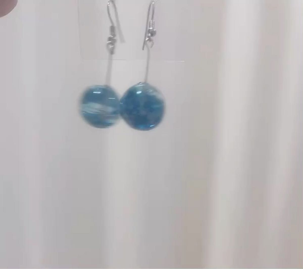 ハンドメイド レジン ピアス キラキラ ブルー 水色 青 ラメ ホログラム