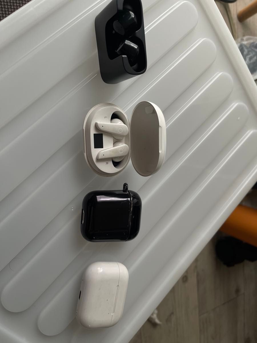 Apple純正 AirPods 第2世代 充電ケース + イヤホンおまけ付き Apple純正 AirPods 第2世代 充電ケース + イヤホンおまけ付き