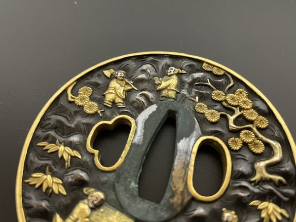 S/ 刀装具 鍔 つば 刀鍔 無銘 松竹林賢人図鐔 丸形 金色絵 金彩 S/ 刀装具 鍔 つば 刀鍔 無銘 松竹林賢人図鐔 丸形 金色絵 金彩