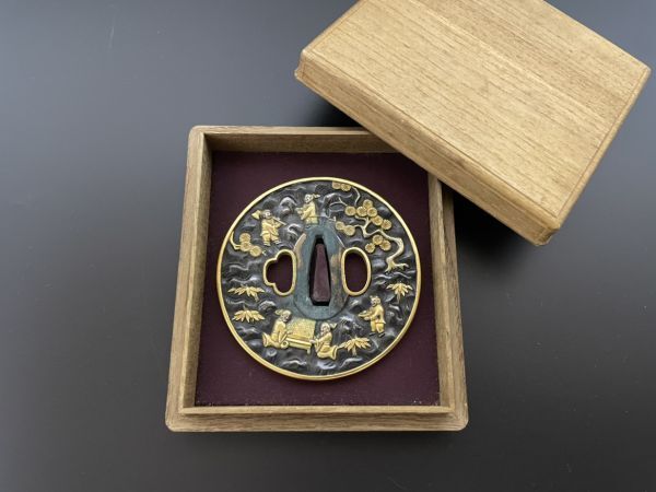 S/ 刀装具 鍔 つば 刀鍔 無銘 松竹林賢人図鐔 丸形 金色絵 金彩 S/ 刀装具 鍔 つば 刀鍔 無銘 松竹林賢人図鐔 丸形 金色絵 金彩