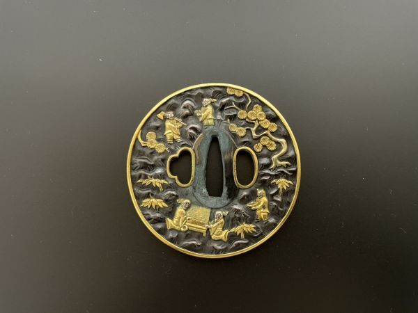 S/ 刀装具 鍔 つば 刀鍔 無銘 松竹林賢人図鐔 丸形 金色絵 金彩 S/ 刀装具 鍔 つば 刀鍔 無銘 松竹林賢人図鐔 丸形 金色絵 金彩