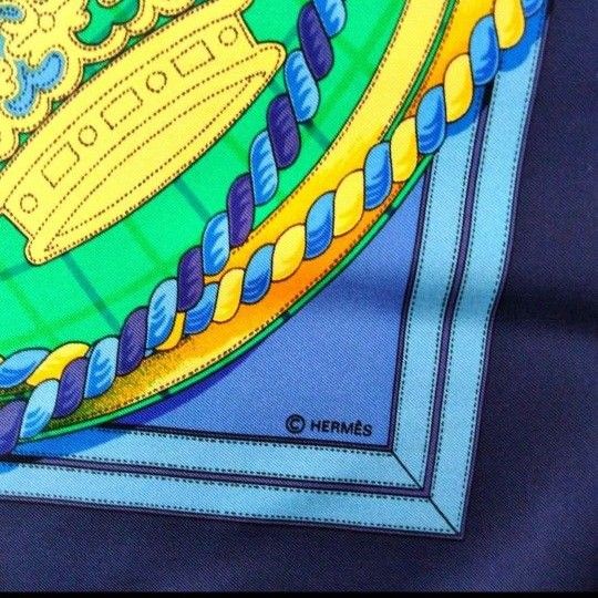 美品】エルメススカーフ カレ 90 タグ付き 馬の礼装 ネイビー 美品】エルメススカーフ カレ 90 タグ付き 馬の礼装 ネイビー
