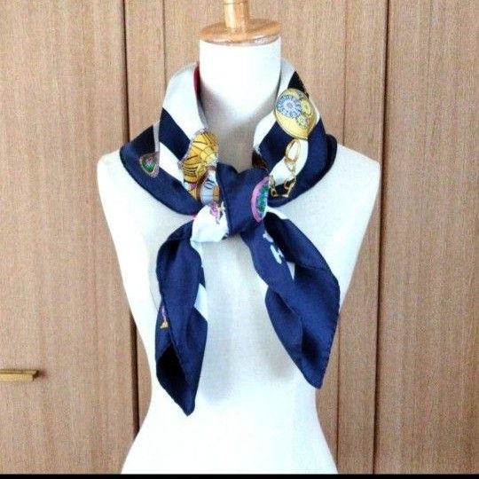 美品】エルメススカーフ カレ90 タグ付き ネイビー レッド 時計 美品】エルメススカーフ カレ90 タグ付き ネイビー レッド 時計