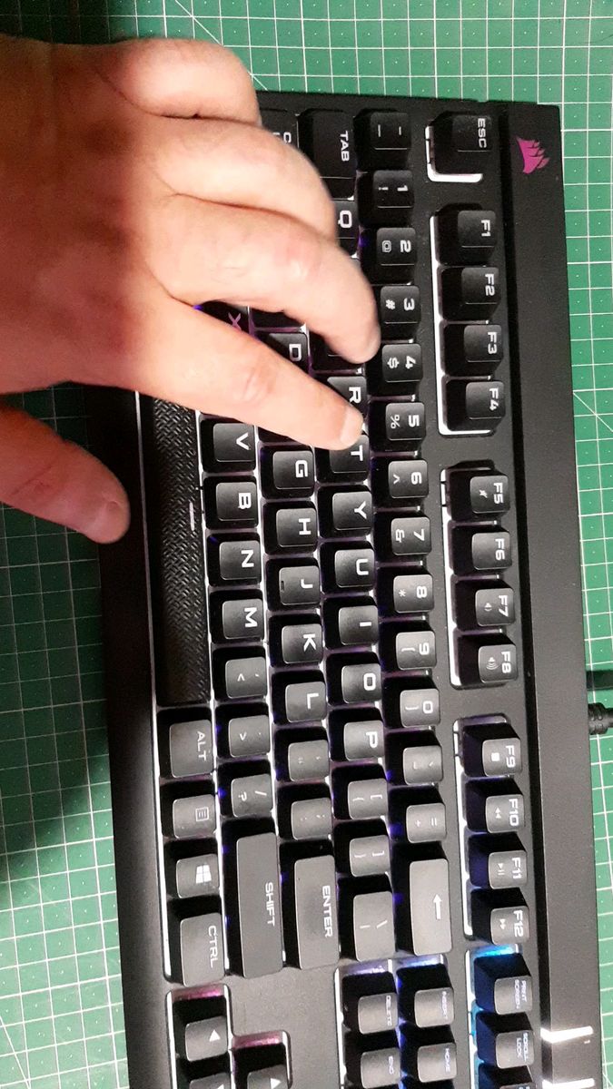 ゲーミングキーボードCORSAIR STRAFE RGB MX SILENT 赤軸 US配列