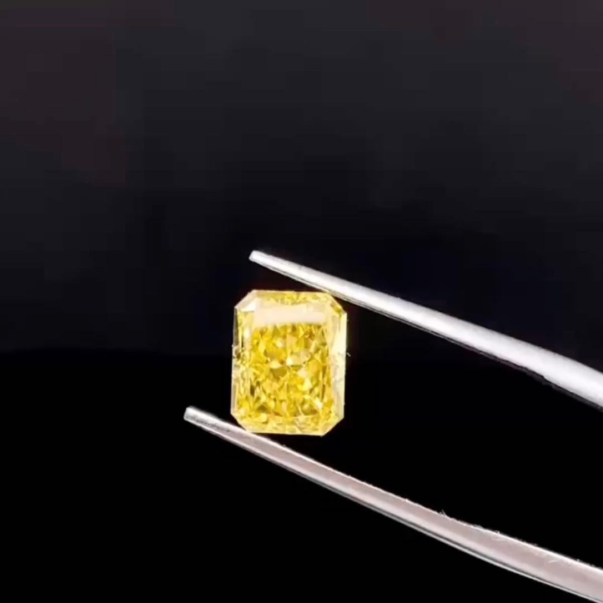ラボFANCY INTENSE YELLOWダイヤルース、2.01ct・VS1。鮮やかな発色と透明感が魅力の一点物。