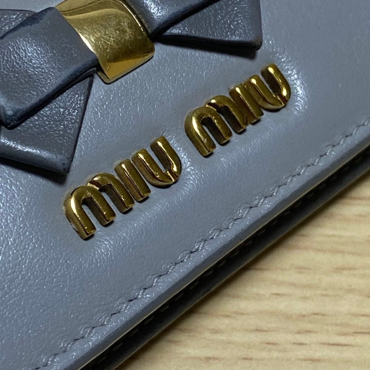 miu miu ミュウミュウ リボン付き グレー 二つ折り 財布 miu miu ミュウミュウ リボン付き グレー 二つ折り 財布