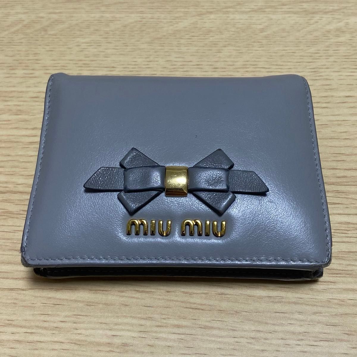 miu miu ミュウミュウ リボン付き グレー 二つ折り 財布 miu miu ミュウミュウ リボン付き グレー 二つ折り 財布