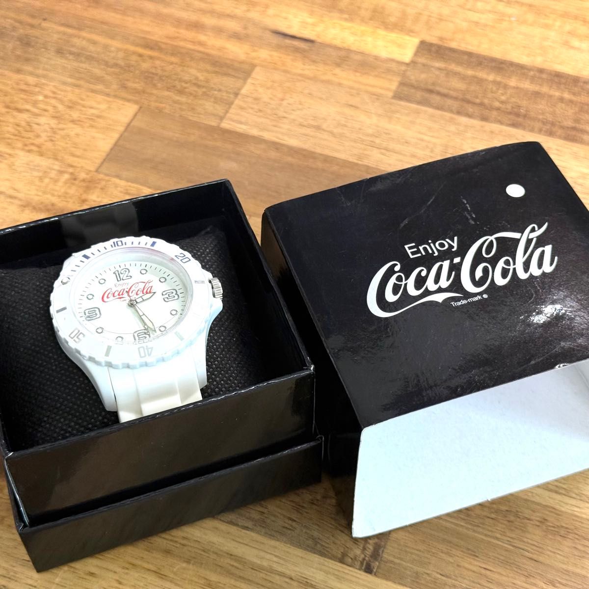 新品 未使用 非売品 コカコーラCoca-Cola 腕時計 白 ホワイト 新品 未使用 非売品 コカコーラCoca-Cola 腕時計 白 ホワイト