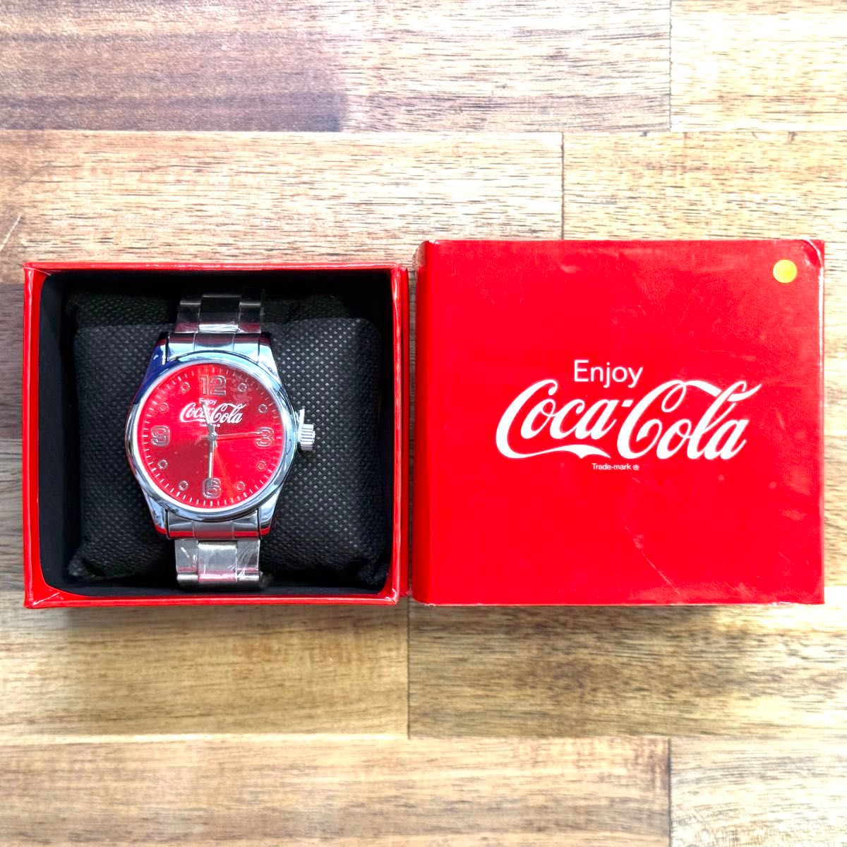 新品 未使用 非売品 コカコーラCoca-Cola 腕時計 レッド 新品 未使用 非売品 コカコーラCoca-Cola 腕時計 レッド