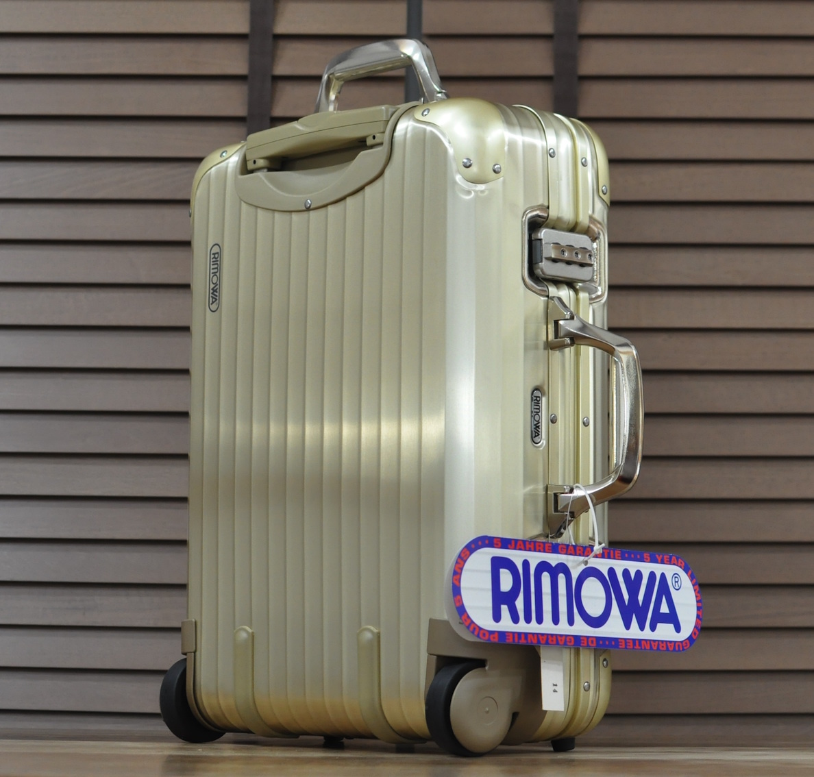 Yahoo!オークション - RIMOWA Topas Gold Cabin Troll...