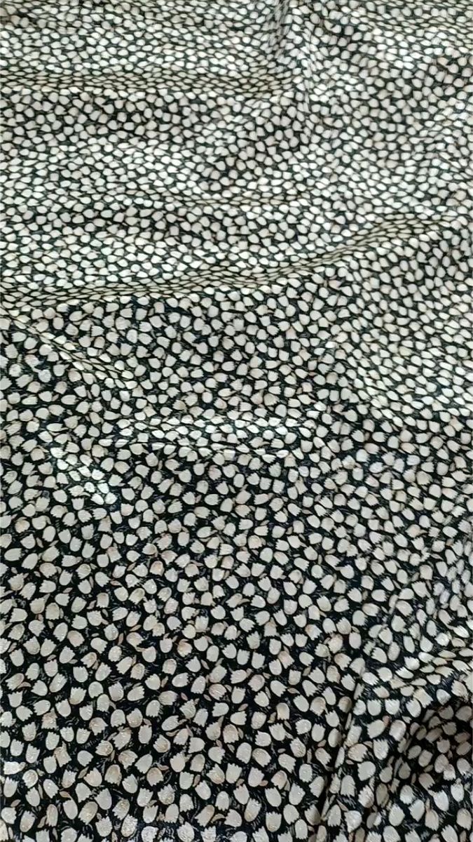 黒地に花柄 ポリエステル 生地 ボタニカル カットクロス 幅115㎝×3.3m