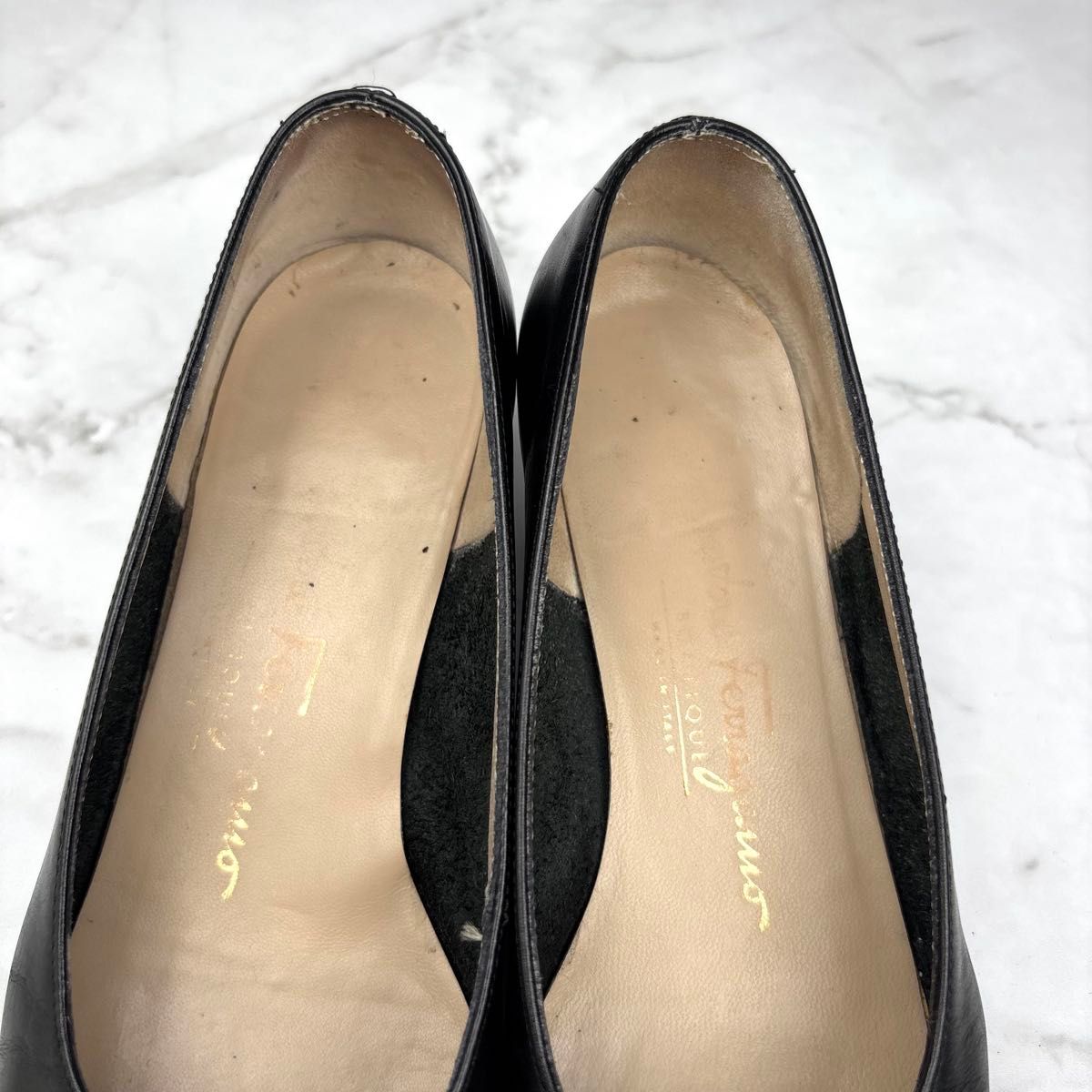 超美品】SalvatoreFerragamo 21 5 ヴァラリボン パンプス 超美品】SalvatoreFerragamo 21 5 ヴァラリボン パンプス