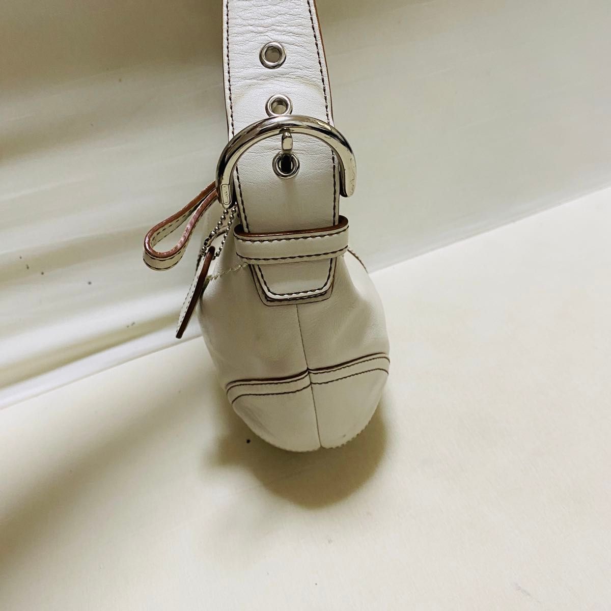COACH コーチ ソーホーレザースモールホーボー 9541 ホワイト COACH コーチ ソーホーレザースモールホーボー 9541 ホワイト