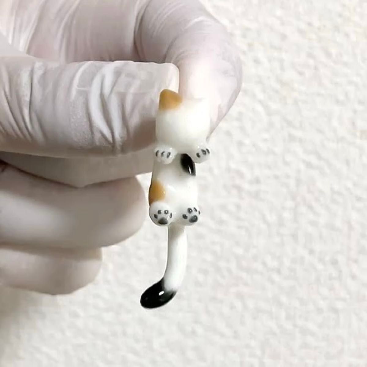 ぶらさがり三毛猫ピアス レジン ハンドメイド