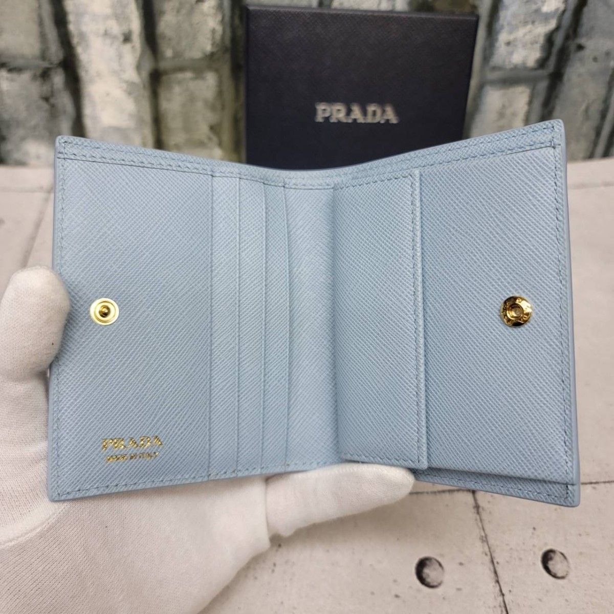 ほぼ未使用 正規品 PRADA サフィアーノ エンボスロゴ プラダ財布 ほぼ未使用 正規品 PRADA サフィアーノ エンボスロゴ プラダ財布