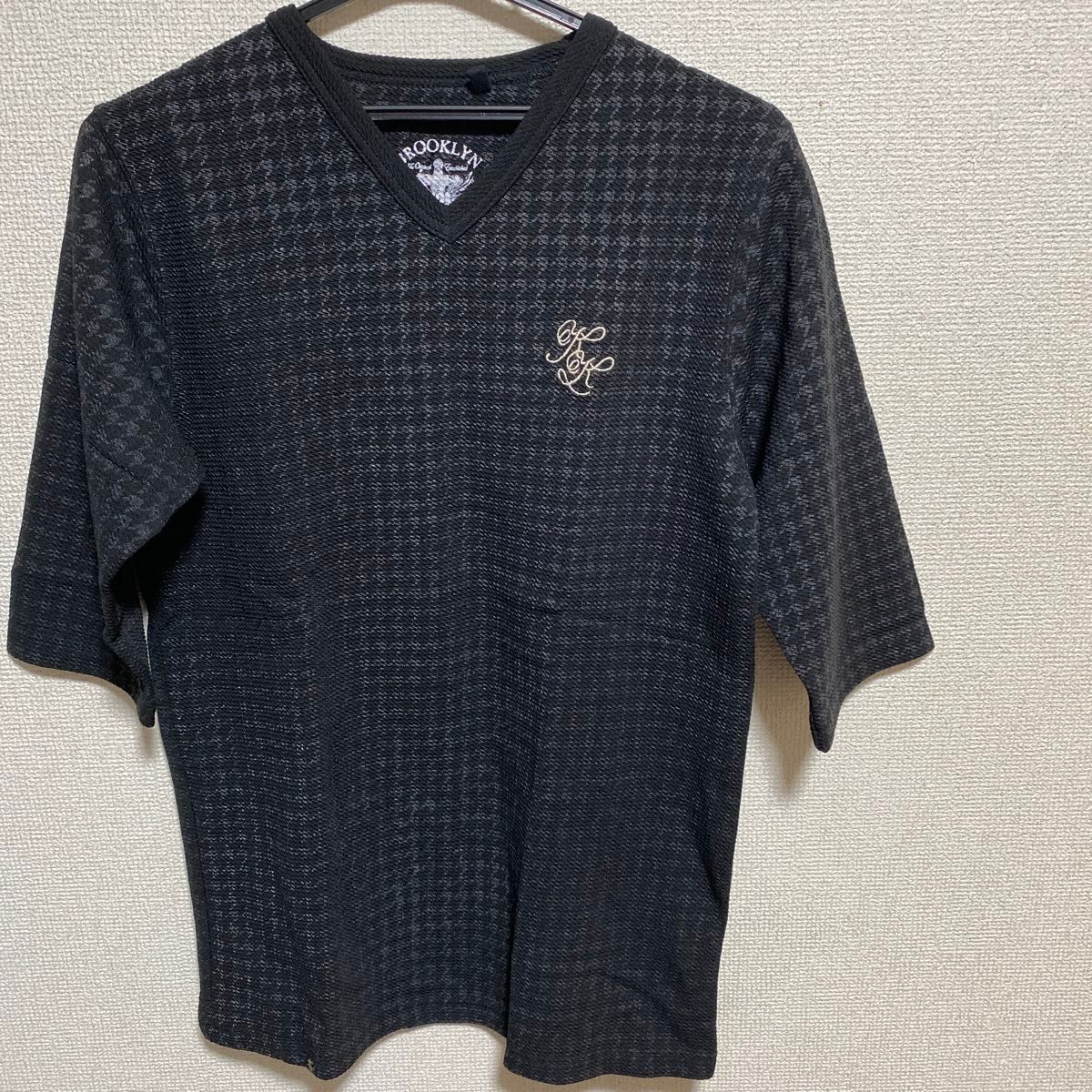 カールカナイ 七分袖Tシャツ Vネック 刺繍ロゴ メンズ ブラック カールカナイ 七分袖Tシャツ Vネック 刺繍ロゴ メンズ ブラック