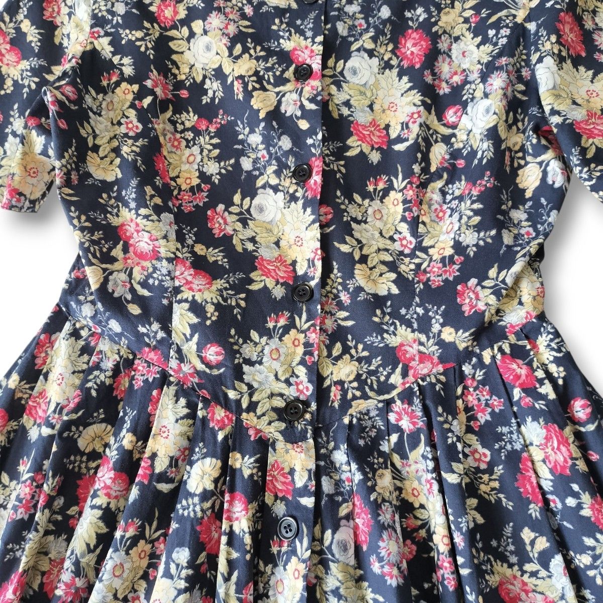 英国製 Laura Ashley ローラアシュレイ 花柄総柄 フラワー柄 英国製 Laura Ashley ローラアシュレイ 花柄総柄 フラワー柄