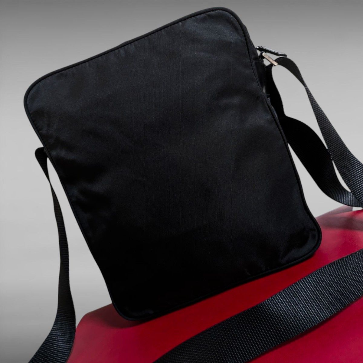 未使用級 PRADA ショルダーバッグ ブラック 斜め掛け ナイロン 未使用級 PRADA ショルダーバッグ ブラック 斜め掛け ナイロン
